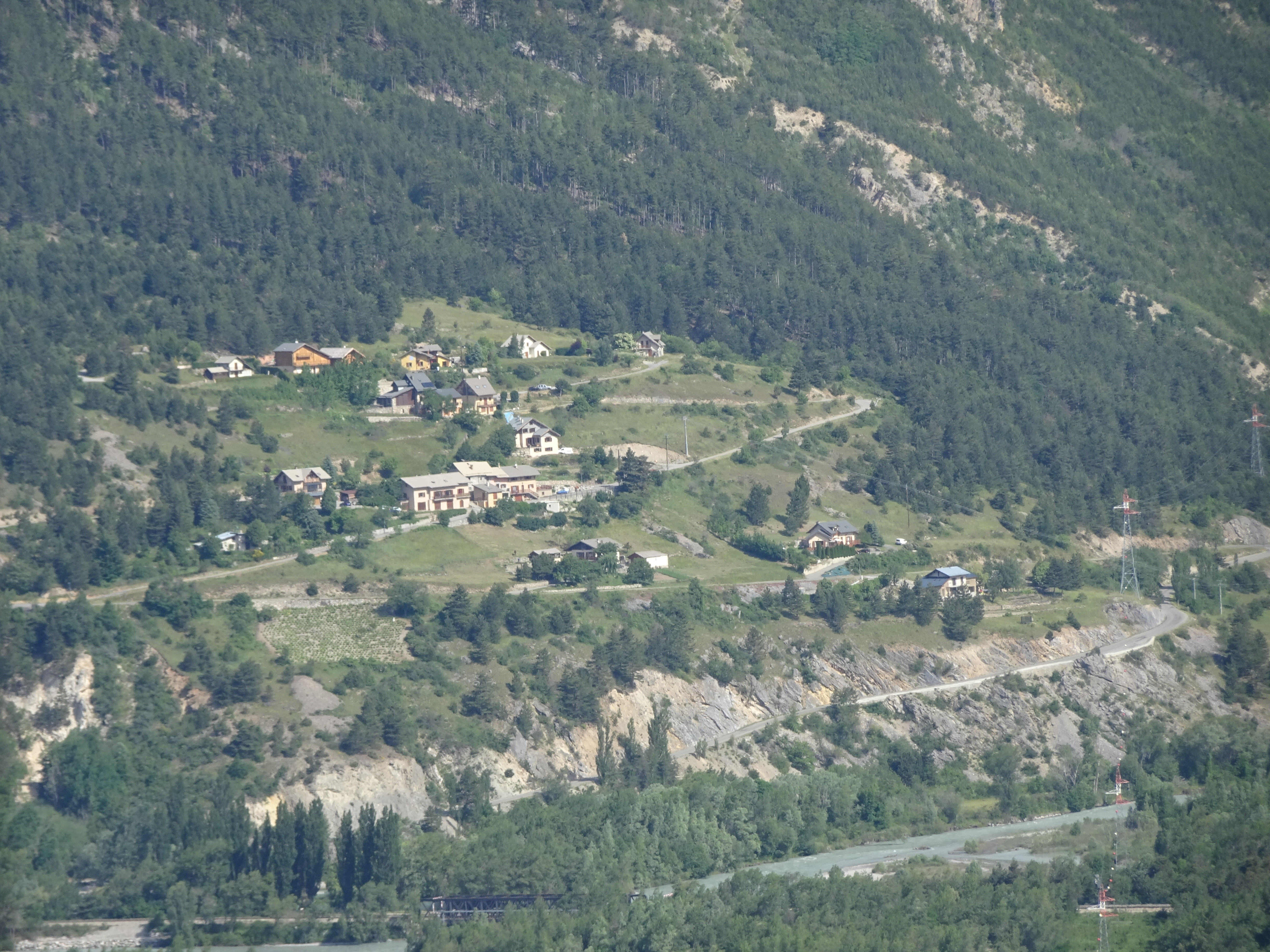 Vue aérienne (B.Averous) du pan sud ouest de la commune.