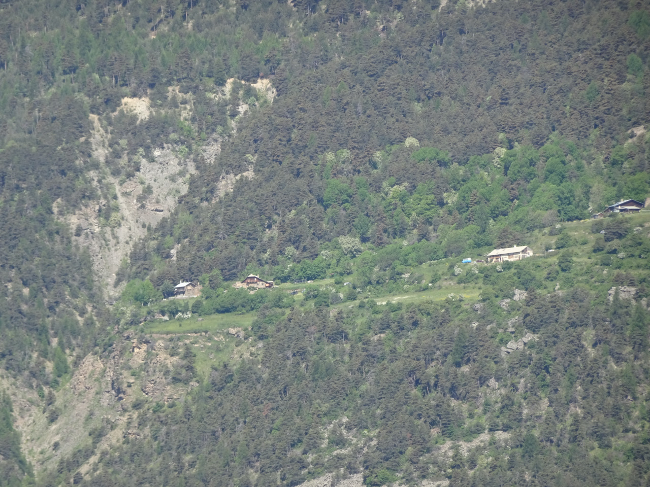 Isolé, perché sur une terrasse, merveilleux belvédère, le hameau de PINFOL, disparu fin du XIXème siècle reconstruit deuxième moitié du XXème.