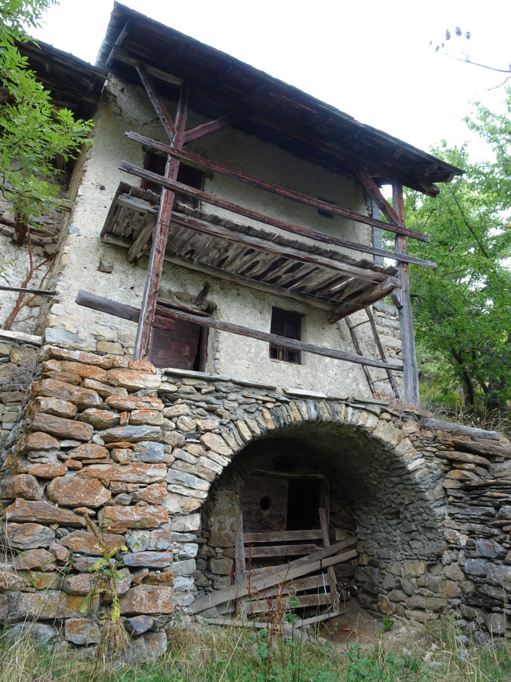 Au Villard la maison de Baptiste Eymard. Habitat permanent jusqu’au XIXème siècle, petite montagne au XXème. Elle est dans l’état du temps des rassières, mais, très ruinée, elle est en danger.