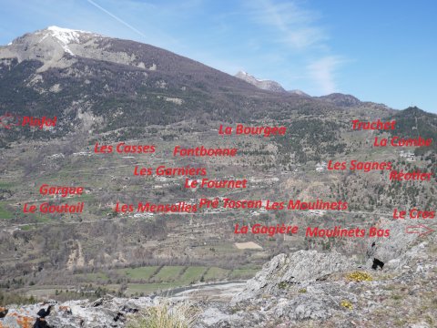 L’adret de Réotier et ses hameaux d’habitat permanent actuels dispersés.