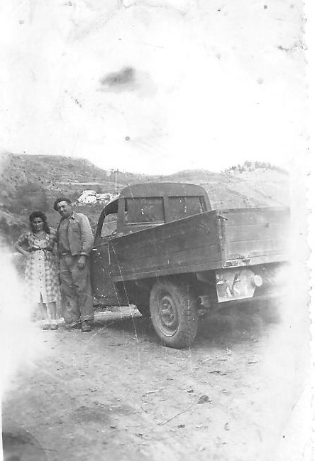 Juliette et René années 50 avec la nouvelle Peugeot.(Ph.J.P.Vincent).