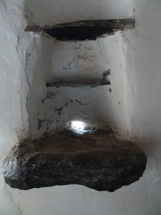 Évier de la ferme Elzéard à La Combe enchâssé dans le mur (intérieur).