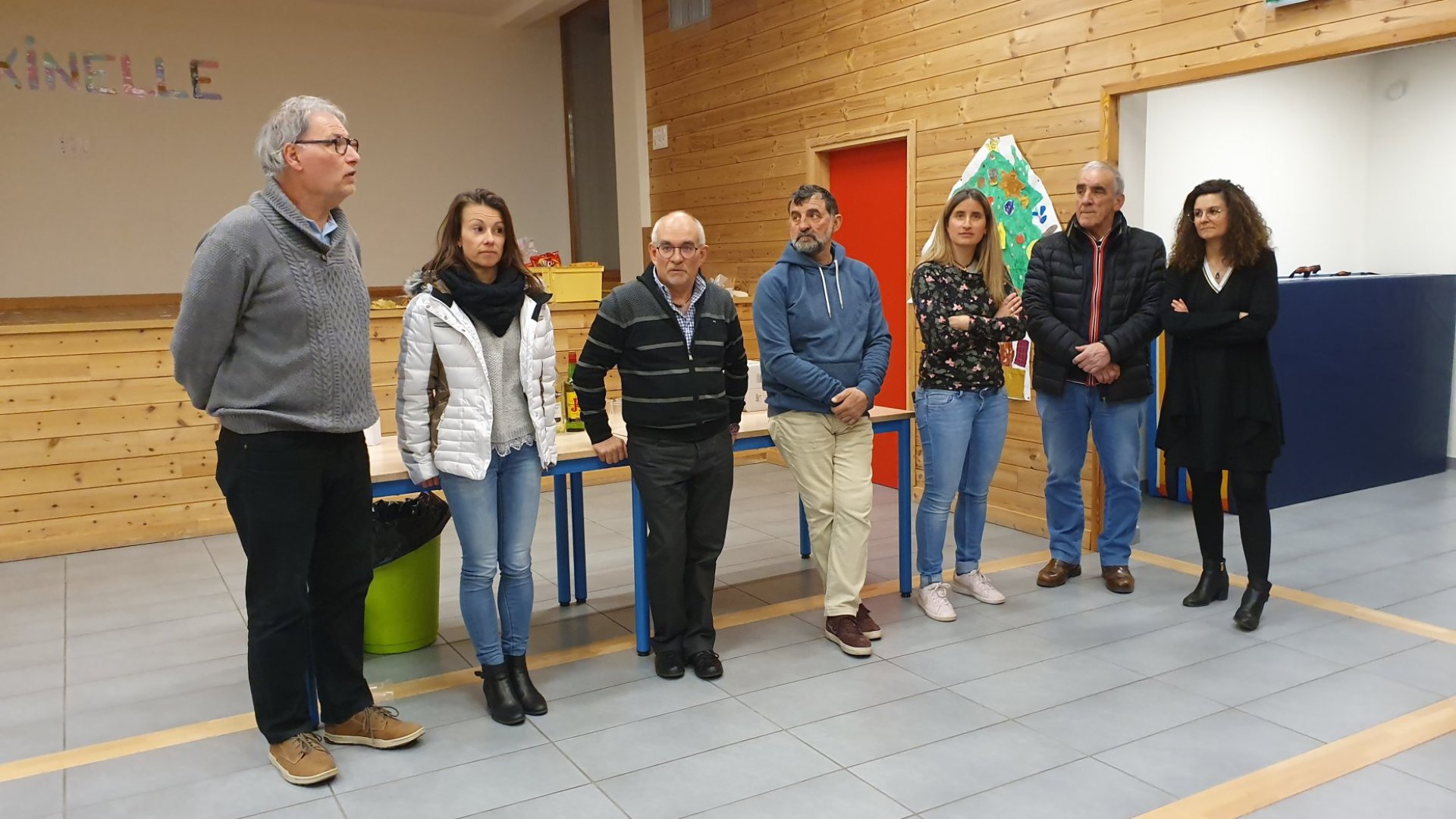 Remise des 344 euros de dons à l'association des parents d'élèves de l'école "La Fraxinelle"